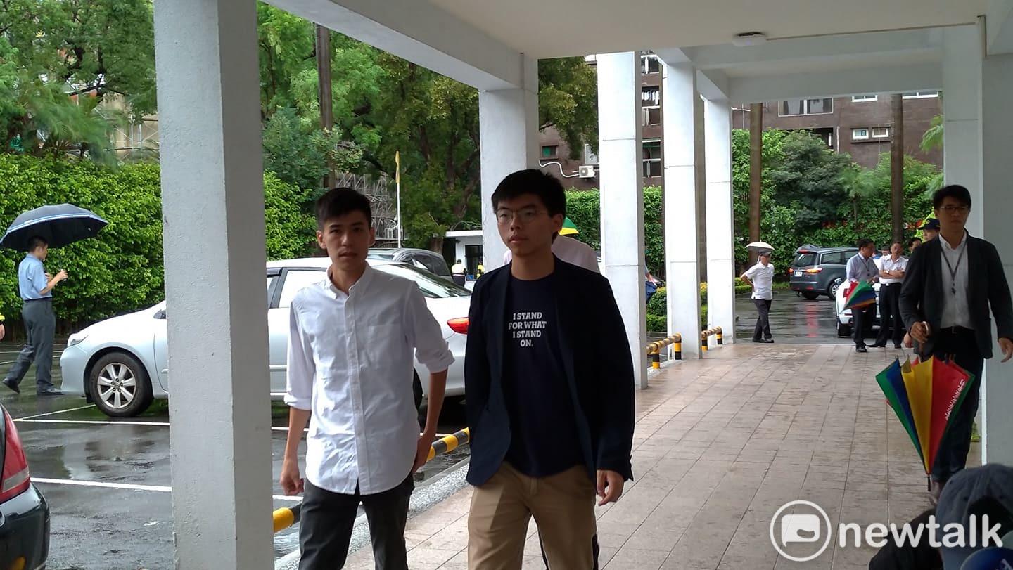 香港學運領袖黃之鋒(前排右)8日在香港機場遭港警拘留,9日上午已經獲釋,並於臉書報平安。 圖:新頭殼資料照 香港學運領袖黃之鋒(前排右)8日在香港機場遭港警拘留,9日上午已經獲釋,並於臉書報平安。 圖:新頭殼資料照