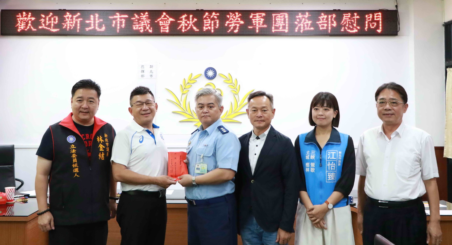 新北市議會副議長陳鴻源(左二)、副秘書長李政勳(右一)與跨黨派議員進行秋節勞軍。 圖:新北市議會提供 新北市議會副議長陳鴻源(左二)、副秘書長李政勳(右一)與跨黨派議員進行秋節勞軍。 圖:新北市議會提供