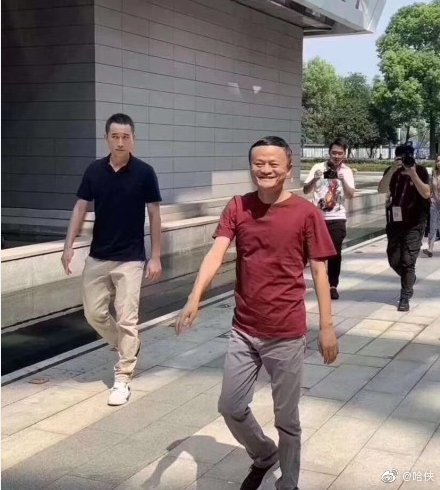 中國阿里巴巴集團創辦人馬雲(前排右)9日赴杭州濱江園區公司進行最後巡禮,顯得一派輕鬆。 圖:翻攝自哈俠微博 中國阿里巴巴集團創辦人馬雲(前排右)9日赴杭州濱江園區公司進行最後巡禮,顯得一派輕鬆。 圖:翻攝自哈俠微博