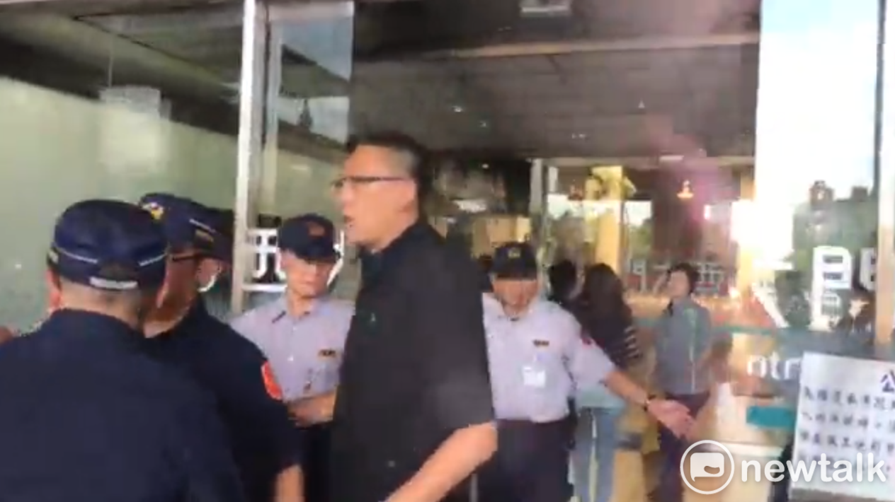 台聯抗議時,正巧遇上蔡壁如從外面回市府,台聯成員衝上去質疑蔡壁如是否認同柯文哲物化女性的言論。 圖:周煊惠 /攝 台聯抗議時,正巧遇上蔡壁如從外面回市府,台聯成員衝上去質疑蔡壁如是否認同柯文哲物化女性的言論。 圖:周煊惠 /攝