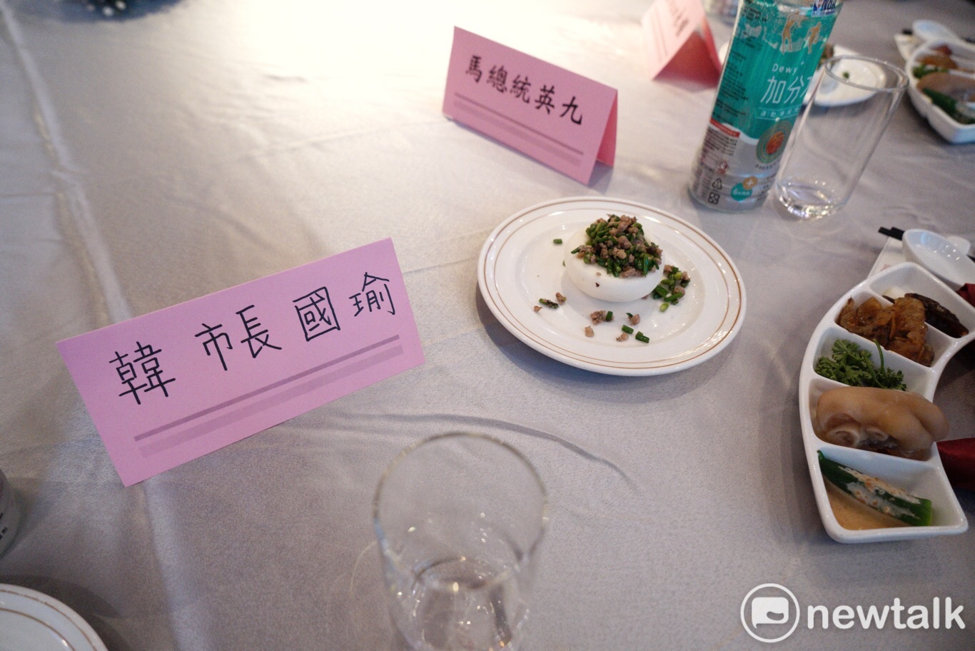 韓國瑜與馬英九王不見王,餐桌上的名牌徒顯諷刺。 圖 : 張良一/攝 韓國瑜與馬英九王不見王,餐桌上的名牌徒顯諷刺。 圖 : 張良一/攝