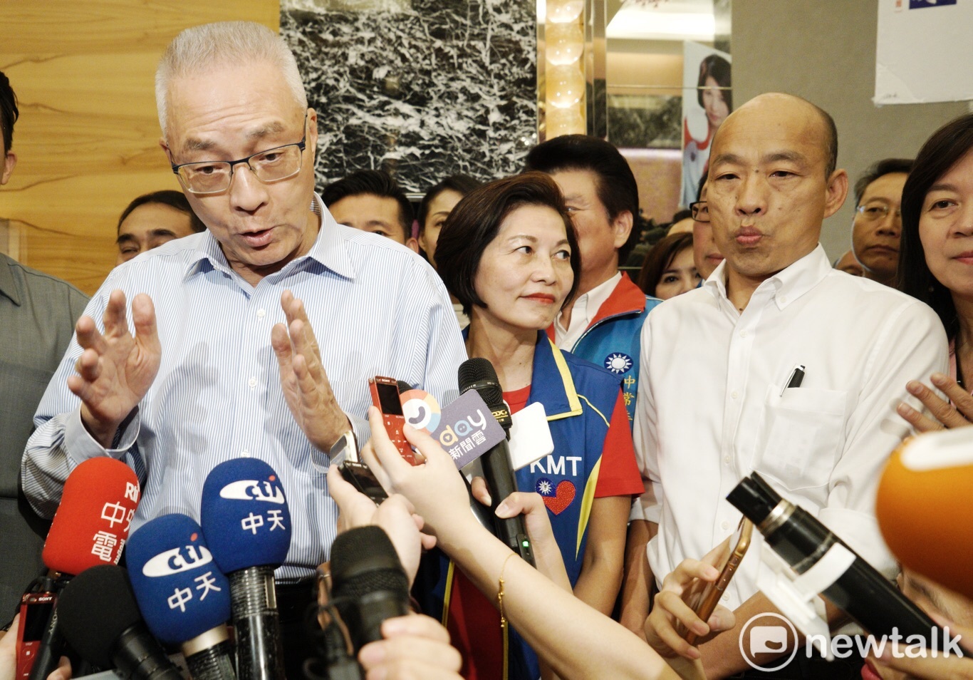 國民黨主席吳敦義與國民黨總統候選人韓國瑜晚間一同現身。 圖:張良一/攝 國民黨主席吳敦義與國民黨總統候選人韓國瑜晚間一同現身。 圖:張良一/攝