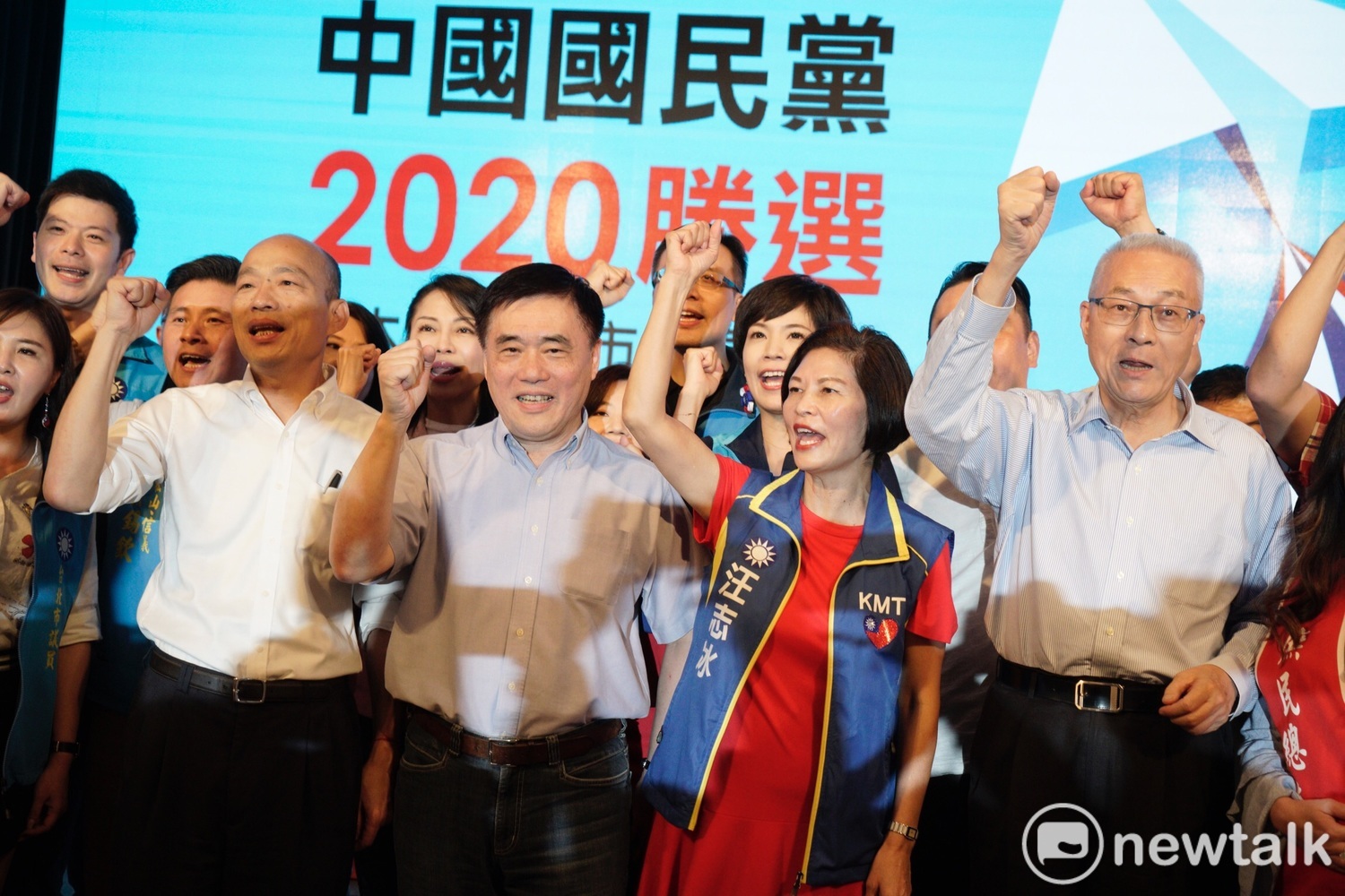 吳敦義、郝龍斌、韓國瑜與國民黨立委和基層同框,全力為韓國瑜造勢。 圖:張良一/攝 吳敦義、郝龍斌、韓國瑜與國民黨立委和基層同框,全力為韓國瑜造勢。 圖:張良一/攝