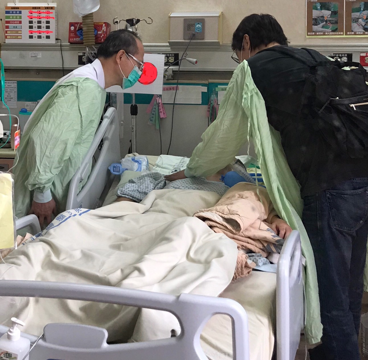 張姓婦人在日本因意外發生腦血管瘤破裂,積欠醫藥費滯留日本,在各界協助下,張姓婦人7日在家屬陪同下順利返台,入住台中榮民總醫院接受後續治療。 圖 : 台中市政府/提供 張姓婦人在日本因意外發生腦血管瘤破裂,積欠醫藥費滯留日本,在各界協助下,張姓婦人7日在家屬陪同下順利返台,入住台中榮民總醫院接受後續治療。 圖 : 台中市政府/提供