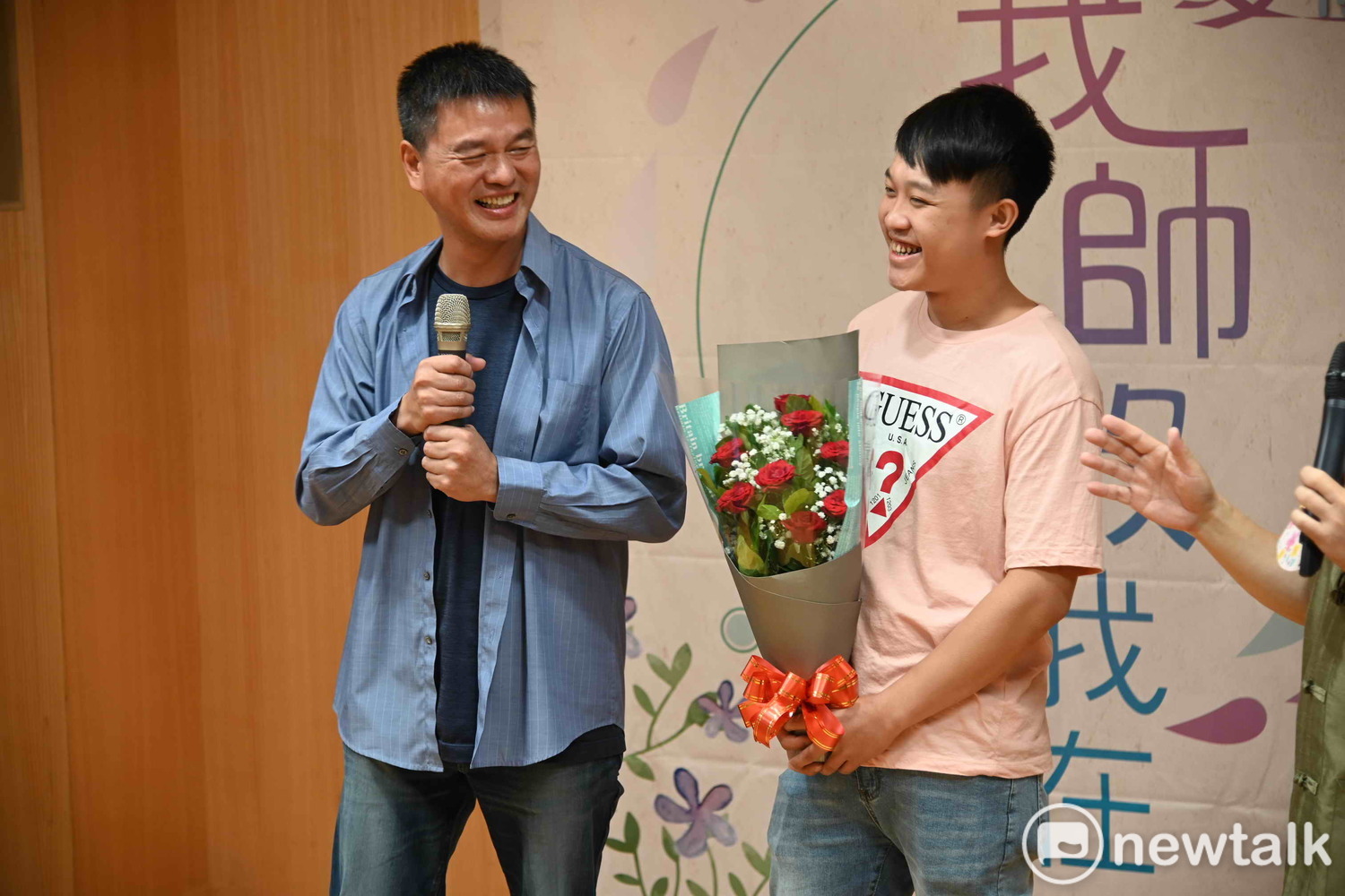 當年就讀昌福國小學生詹宇玄(右1,特別前來感謝呂聰賢老師(左)帶領他進入資訊科技。 圖:王峻昌/攝 當年就讀昌福國小學生詹宇玄(右1,特別前來感謝呂聰賢老師(左)帶領他進入資訊科技。 圖:王峻昌/攝
