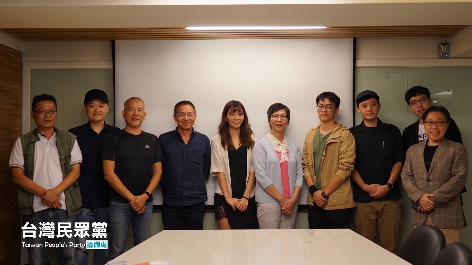 台灣民眾黨創黨發起人蔡壁如(右5),與入圍者、評審合影。 圖:台灣民眾黨/提供 台灣民眾黨創黨發起人蔡壁如(右5),與入圍者、評審合影。 圖:台灣民眾黨/提供