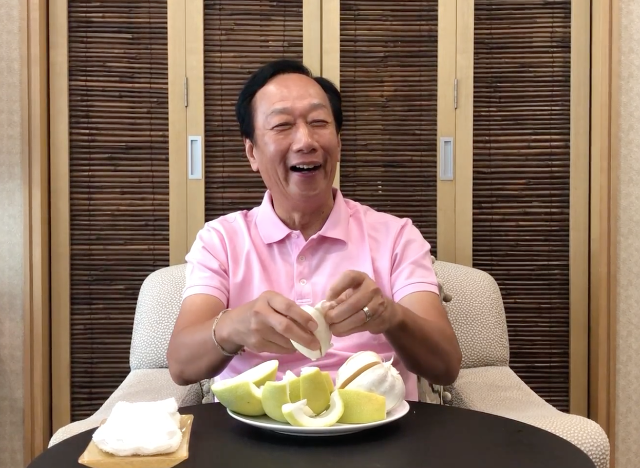 郭台銘今(13)日特別錄製影片,他邊吃著文旦,同時回答永齡基金會副執行長蔡沁瑜的一系列訪問,表示自己現在「無黨一身輕」。 圖:郭台銘辦公室/提供 郭台銘今(13)日特別錄製影片,他邊吃著文旦,同時回答永齡基金會副執行長蔡沁瑜的一系列訪問,表示自己現在「無黨一身輕」。 圖:郭台銘辦公室/提供