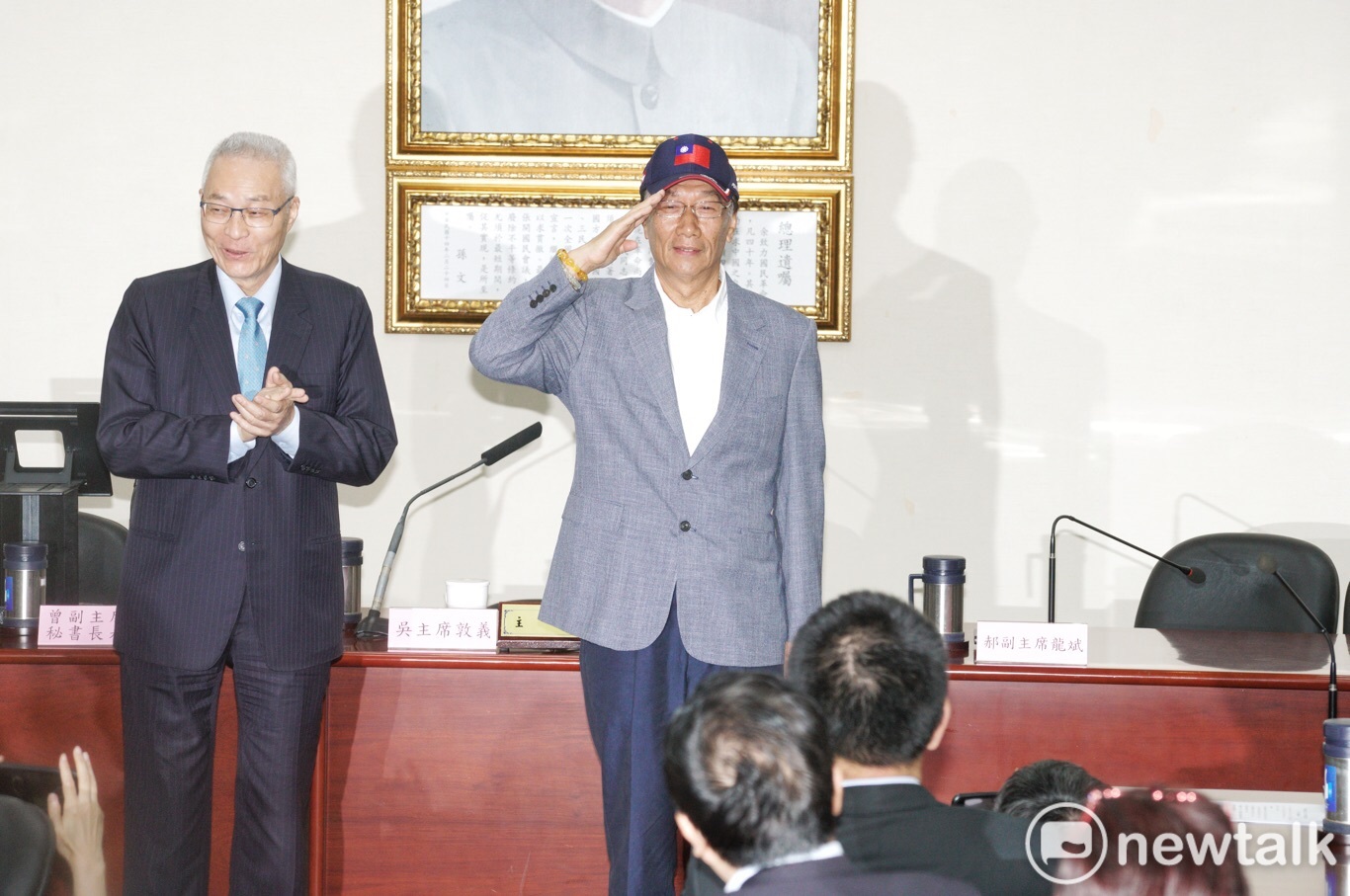 鴻海董事長郭台銘於4月17日接受國民黨主席吳敦義親頒榮譽狀 圖:張良一/攝 鴻海董事長郭台銘於4月17日接受國民黨主席吳敦義親頒榮譽狀 圖:張良一/攝