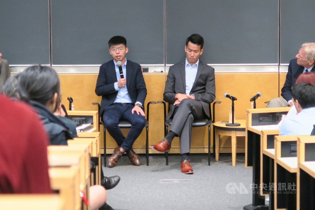 香港眾志秘書長黃之鋒(左)與「反送中」示威者梁繼平(右)訪問紐約,13日參加哥倫比亞大學法學院座談會,暢談「反送中」運動結構性因素、抗爭長期不退燒原因及未來走向。 圖/中央社 香港眾志秘書長黃之鋒(左)與「反送中」示威者梁繼平(右)訪問紐約,13日參加哥倫比亞大學法學院座談會,暢談「反送中」運動結構性因素、抗爭長期不退燒原因及未來走向。 圖/中央社