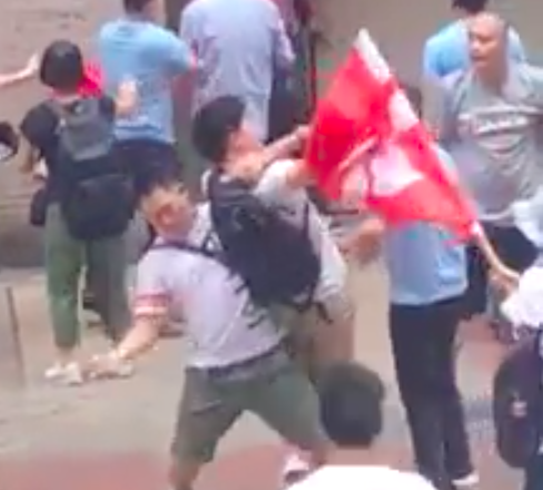 反送中衝突延燒,今(14)藍衫人,紅衫人及白衫人等親中人士分別在多區出動,有網民拍到這群親中人士攻擊年輕人。 圖:翻攝自桑普臉書。 反送中衝突延燒,今(14)藍衫人,紅衫人及白衫人等親中人士分別在多區出動,有網民拍到這群親中人士攻擊年輕人。 圖:翻攝自桑普臉書。