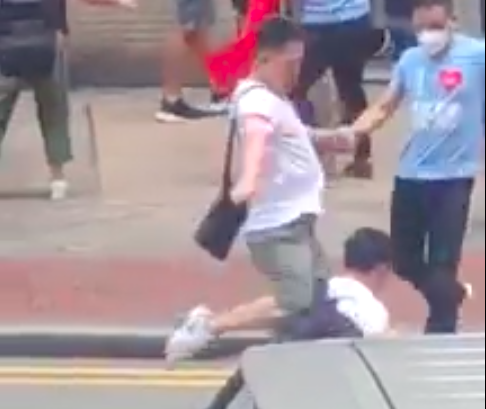 反送中衝突延燒,今(14)藍衫人,紅衫人及白衫人等親中人士分別在多區出動,有網民拍到這群親中人士攻擊年輕人。 圖:翻攝自桑普臉書。 反送中衝突延燒,今(14)藍衫人,紅衫人及白衫人等親中人士分別在多區出動,有網民拍到這群親中人士攻擊年輕人。 圖:翻攝自桑普臉書。
