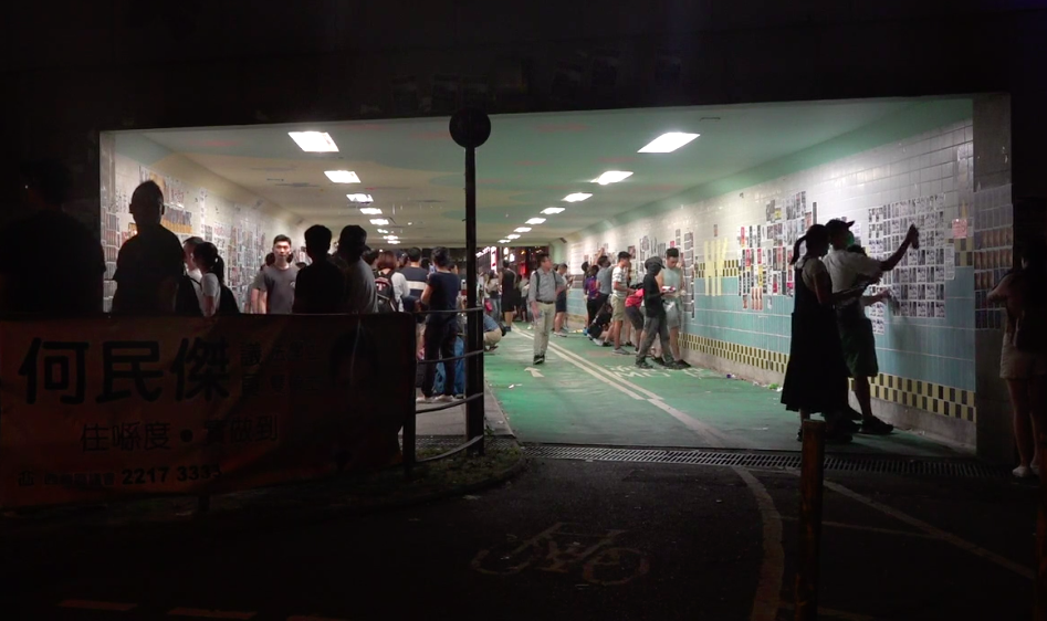 近日來連儂牆遭到拆毀清理,晚間有市民發起「修復行動」,連夜在調景嶺連儂牆重新貼上有關民間訴求的文宣。 圖:翻攝自立場新聞臉書直播。 近日來連儂牆遭到拆毀清理,晚間有市民發起「修復行動」,連夜在調景嶺連儂牆重新貼上有關民間訴求的文宣。 圖:翻攝自立場新聞臉書直播。