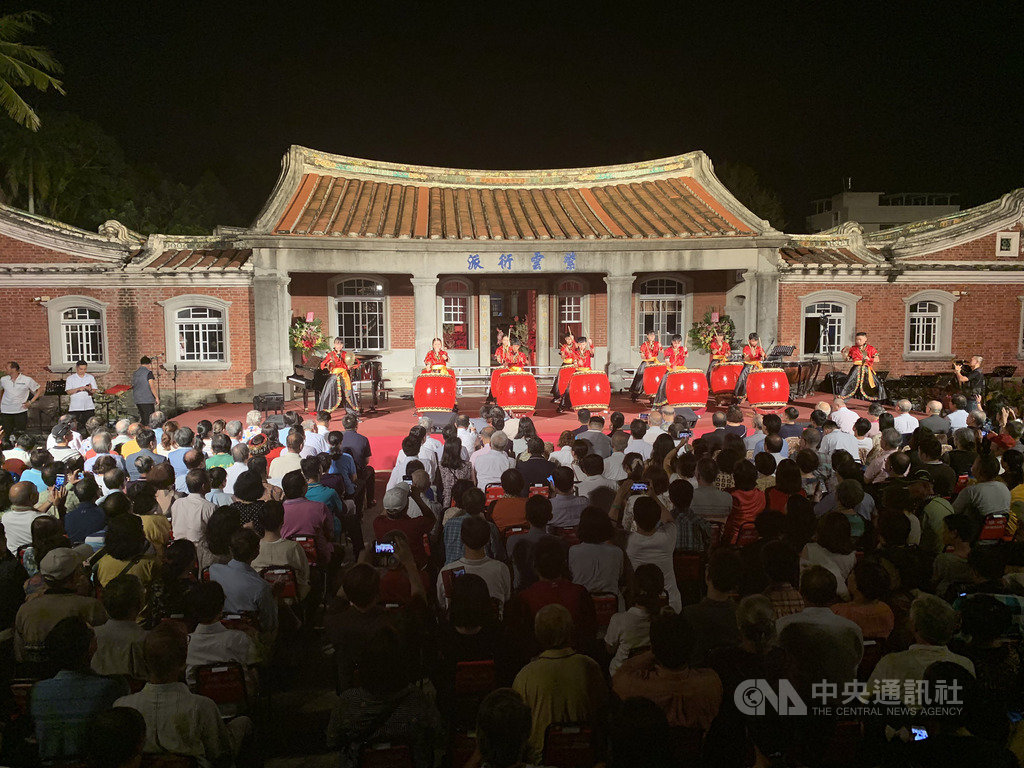 總統府國策顧問黃崑虎所舉辦的第22屆黃家古厝音樂會14日晚間在台南後壁登場,吸引大批民眾到場共賞,總統蔡英文等政界人士也出席與會。 圖:中央社提供。 總統府國策顧問黃崑虎所舉辦的第22屆黃家古厝音樂會14日晚間在台南後壁登場,吸引大批民眾到場共賞,總統蔡英文等政界人士也出席與會。 圖:中央社提供。