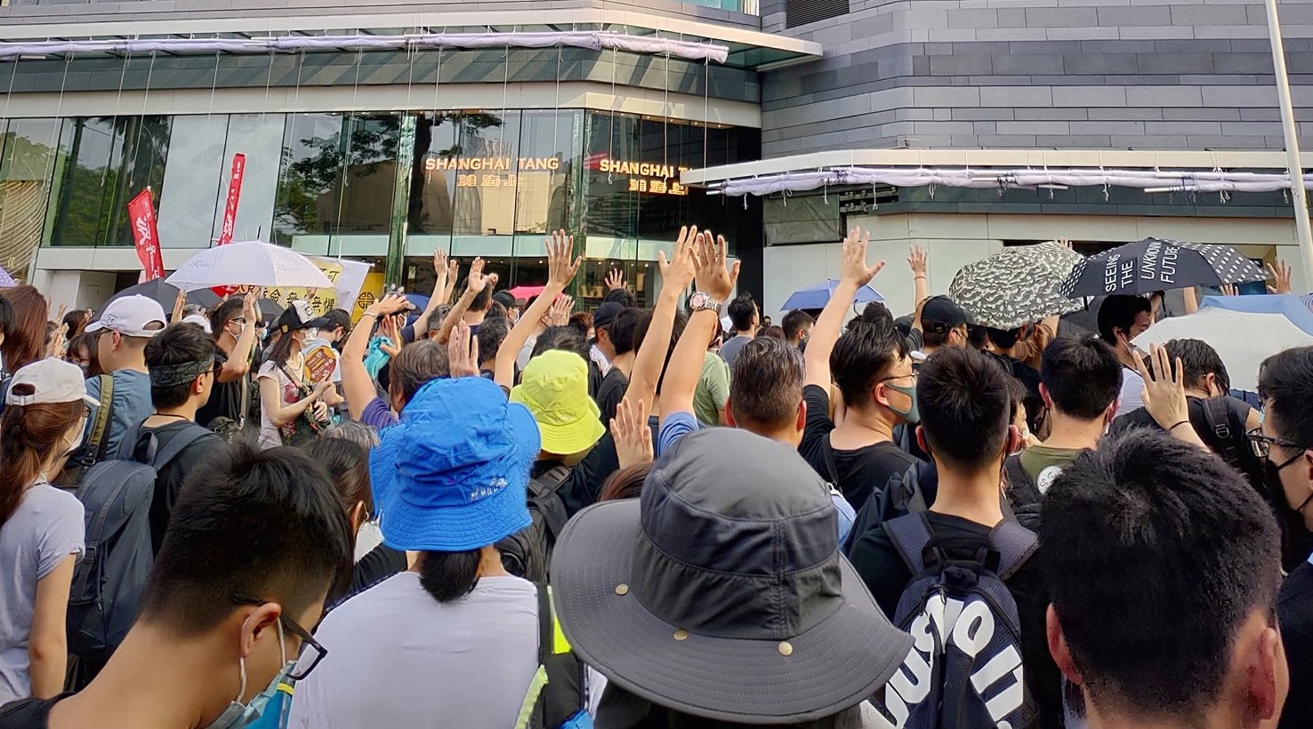 不顧警方發出反對遊行通知書,港人今日再度上街抗議。 圖:翻攝自香港作家Middle臉書 不顧警方發出反對遊行通知書,港人今日再度上街抗議。 圖:翻攝自香港作家Middle臉書