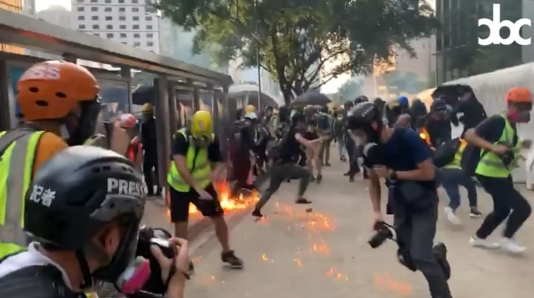 激進示威者到處丟擲汽油彈,連記者及其他遊行民眾都遭波及。 圖:翻攝自城市廣播臉書 激進示威者到處丟擲汽油彈,連記者及其他遊行民眾都遭波及。 圖:翻攝自城市廣播臉書
