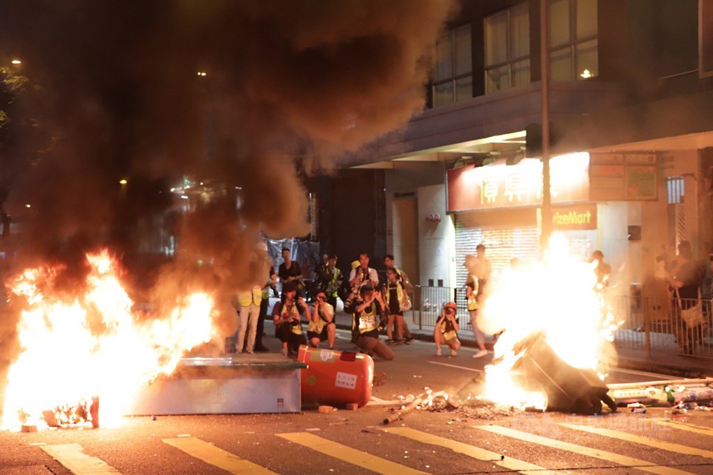 反送中警民衝突不斷,據統計,港警共使用3100枚催淚彈。 圖:中央社提供 反送中警民衝突不斷,據統計,港警共使用3100枚催淚彈。 圖:中央社提供