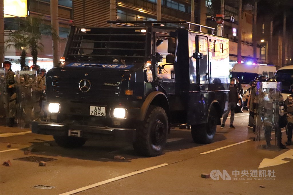 香港警察傍晚在金鐘政府總部外清場後,晚間示威者往灣仔和銅鑼灣方向走,防暴警察也動用裝甲車,由金鐘一路往灣仔方向推進。 圖:中央社提供。 香港警察傍晚在金鐘政府總部外清場後,晚間示威者往灣仔和銅鑼灣方向走,防暴警察也動用裝甲車,由金鐘一路往灣仔方向推進。 圖:中央社提供。