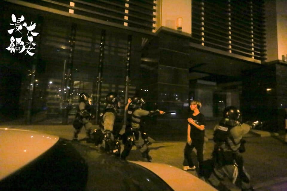 香港反送中15日晚間有民眾在北角及炮台山一帶鬥毆,警方在追捕過程中,發現一名浸大學生記者身上持有月餅刀,而將其逮捕。 圖:香港浸會大學學生會編輯委員會 香港反送中15日晚間有民眾在北角及炮台山一帶鬥毆,警方在追捕過程中,發現一名浸大學生記者身上持有月餅刀,而將其逮捕。 圖:香港浸會大學學生會編輯委員會