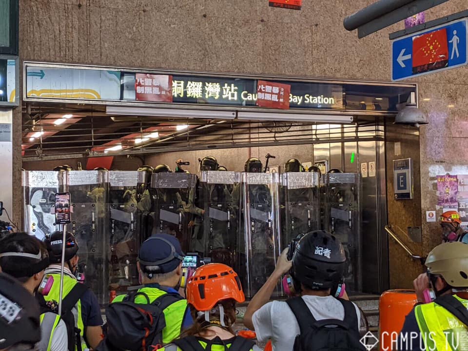 圖說:港警為壓制反送中激進民眾,群起阻擋人民。 圖說:港警為壓制反送中激進民眾,群起阻擋人民。