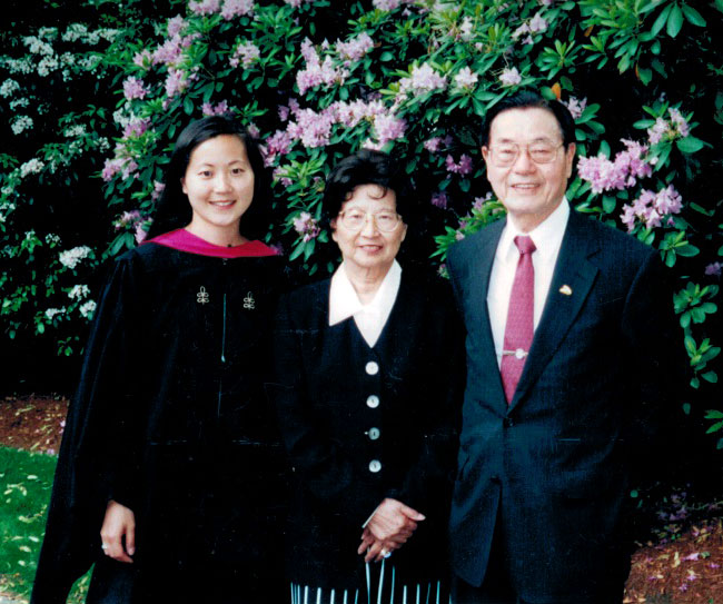 趙小蘭父親趙錫成(右)與妹妹Angela Chao經營家族企業「福茂集團」的航運公司。 圖:翻攝自福茂集團官網 趙小蘭父親趙錫成(右)與妹妹Angela Chao經營家族企業「福茂集團」的航運公司。 圖:翻攝自福茂集團官網