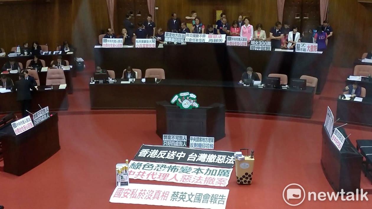 立法院議場上國民黨準備自製道具。 圖:陳佩君/攝 立法院議場上國民黨準備自製道具。 圖:陳佩君/攝