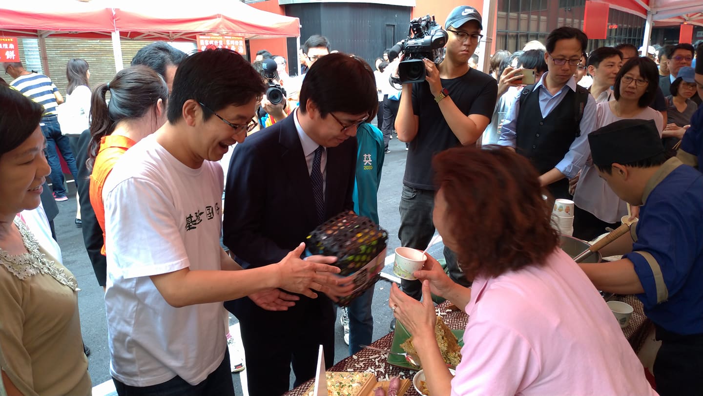 陳其邁、蔡適應享用基隆美食。 圖:陳佩君/攝 陳其邁、蔡適應享用基隆美食。 圖:陳佩君/攝