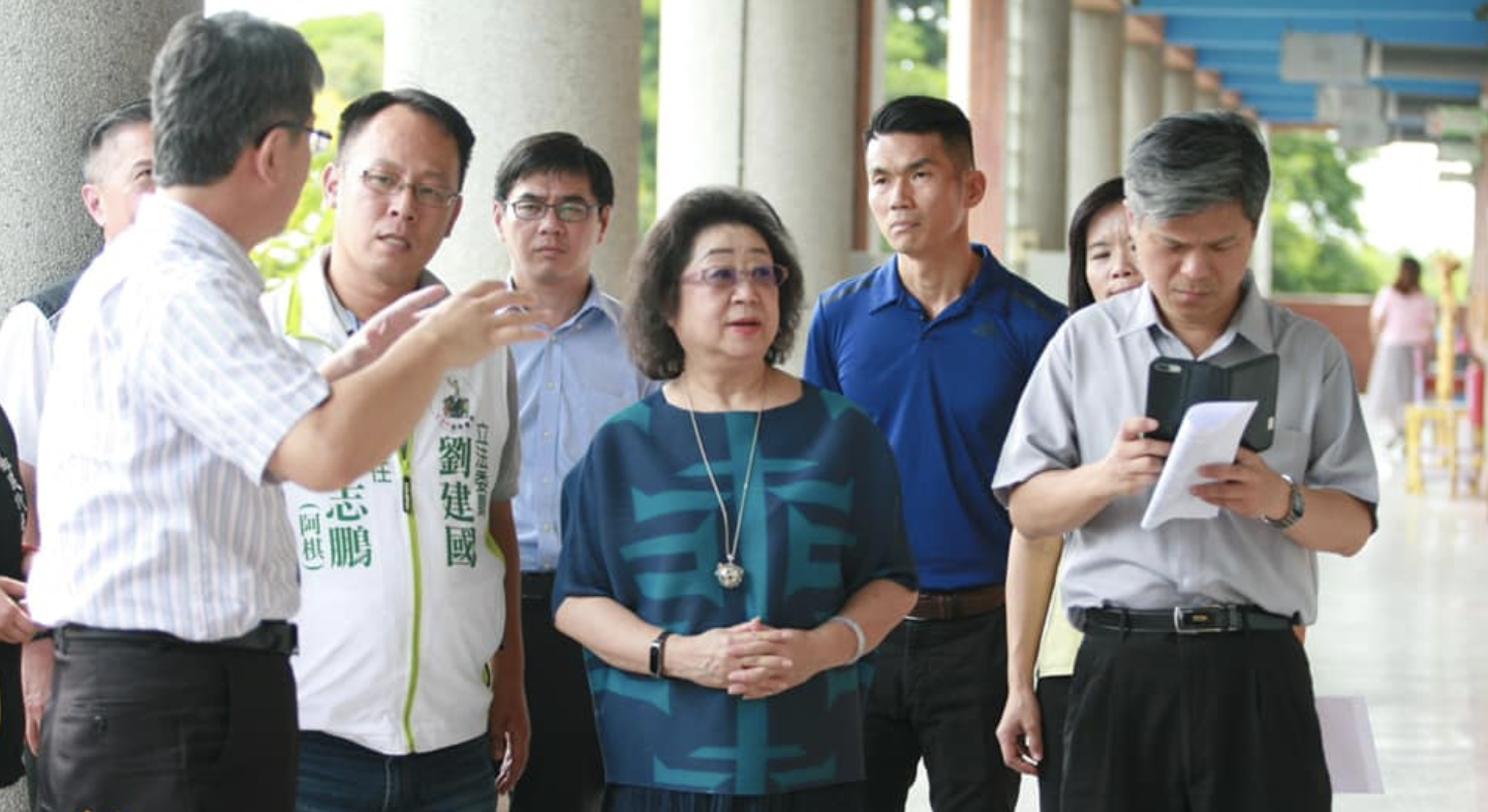 立委劉建國辦公室副主任周志鵬昨陪同教育部次長范巽綠及國教署署長彭富源視察陽明國小新風系統學童使用狀況。 圖:劉建國辦公室 / 提供 立委劉建國辦公室副主任周志鵬昨陪同教育部次長范巽綠及國教署署長彭富源視察陽明國小新風系統學童使用狀況。 圖:劉建國辦公室 / 提供