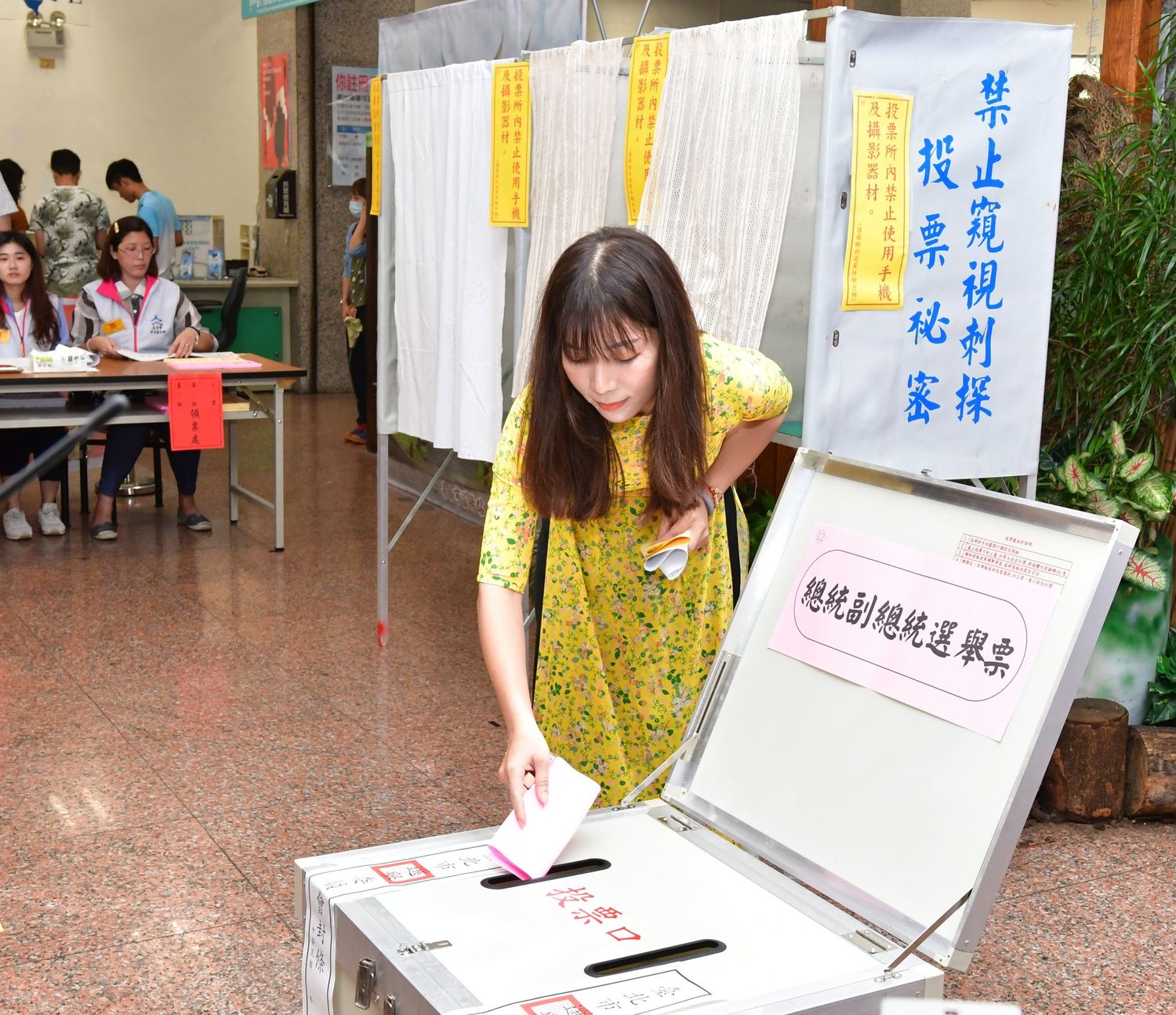 內政部表示,目前全台的新住民人口約55萬,新住民二代逐漸成年也擁有投票權,另外,殊勳及高級專業人才歸化而取得身分證的外籍人士,也擁有投票權。 圖:內政部移民署提供 內政部表示,目前全台的新住民人口約55萬,新住民二代逐漸成年也擁有投票權,另外,殊勳及高級專業人才歸化而取得身分證的外籍人士,也擁有投票權。 圖:內政部移民署提供