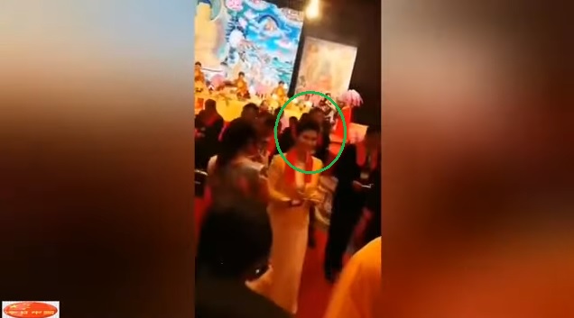網路流傳中國前總理李鵬之女李小琳(圓圈處)捧著祭品,跟在一群頌經和尚背後的影片,疑似在做法事。 圖:翻攝自YouTube/今日中國 網路流傳中國前總理李鵬之女李小琳(圓圈處)捧著祭品,跟在一群頌經和尚背後的影片,疑似在做法事。 圖:翻攝自YouTube/今日中國
