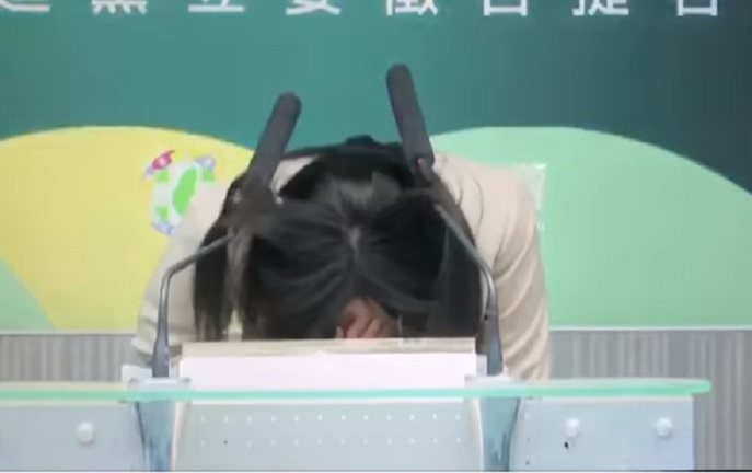 賴品妤鞠躬撞掉麥克風套引發話題。 圖:翻拍自民主進步黨臉書 賴品妤鞠躬撞掉麥克風套引發話題。 圖:翻拍自民主進步黨臉書