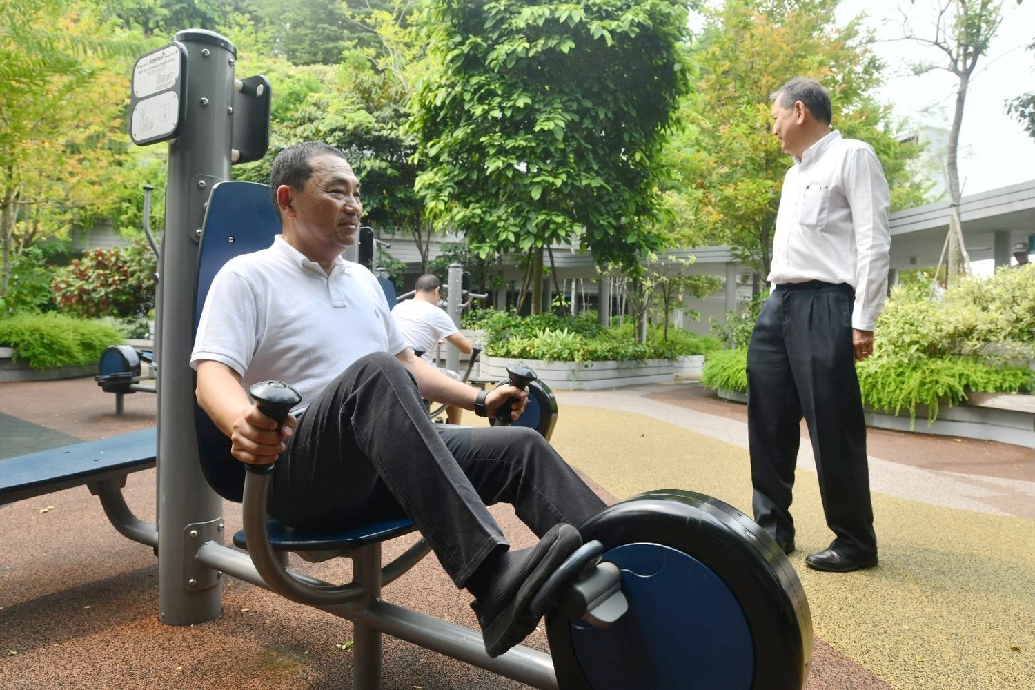 侯友宜體驗海軍部村落運動健身器材。 圖:新北市政府提供 侯友宜體驗海軍部村落運動健身器材。 圖:新北市政府提供