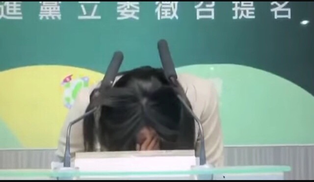 民進黨立委徵召發佈記者會,賴品妤撞到麥克風。/圖:翻攝自 Okinafa Chen 臉書 民進黨立委徵召發佈記者會,賴品妤撞到麥克風。/圖:翻攝自 Okinafa Chen 臉書