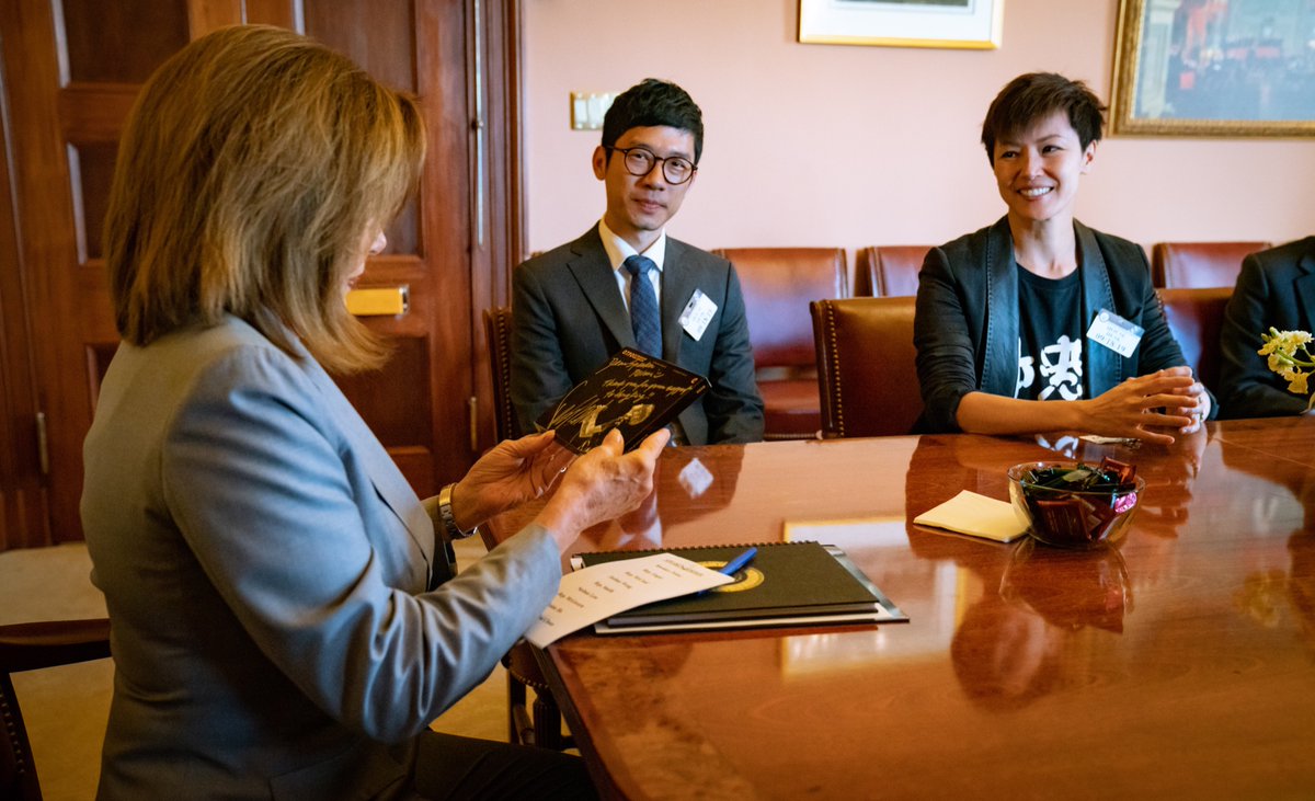香港藝人何韻詩(右起)、學運領袖羅冠聰等人,與美眾院議長裴洛西討論香港局勢。 圖:翻攝自裴洛西推特
