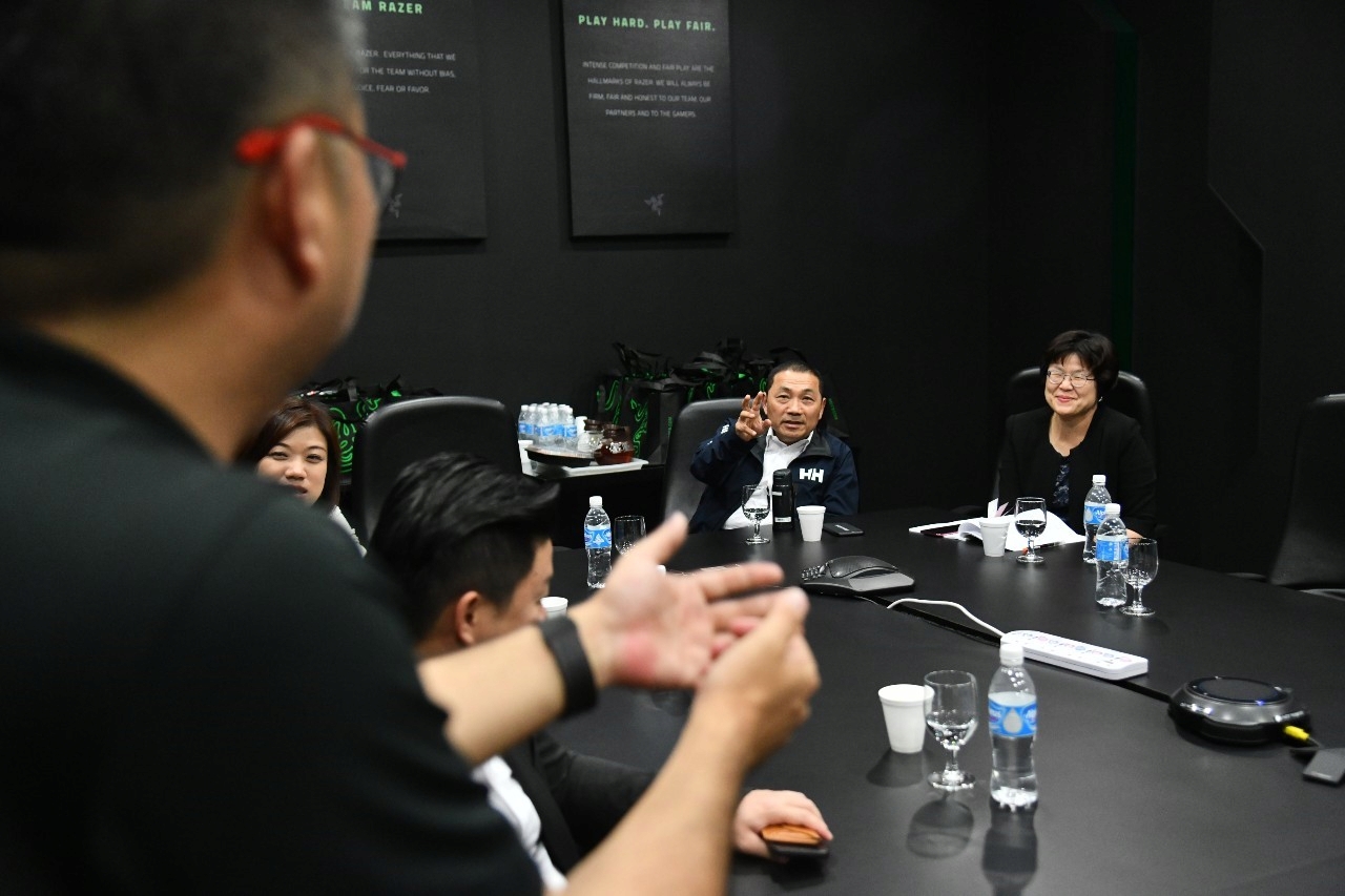 侯友宜率經發局長何怡明(右一)、新聞局長蔣志薇(左一)等官員參訪雷蛇,邀請雷蛇投資新北市。 圖:新北市政府提供 侯友宜率經發局長何怡明(右一)、新聞局長蔣志薇(左一)等官員參訪雷蛇,邀請雷蛇投資新北市。 圖:新北市政府提供