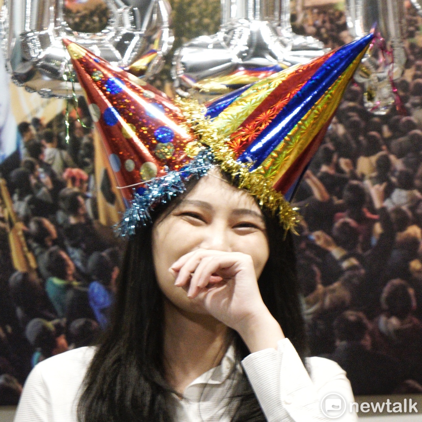 太陽花女神賴品妤今天到前老闆林昶佐辦公室,接受出征祝福。 圖:張良一/攝 太陽花女神賴品妤今天到前老闆林昶佐辦公室,接受出征祝福。 圖:張良一/攝
