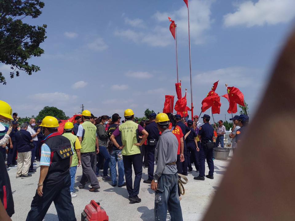 台南五星共產廟「天后宮」因違建遭拆,現場有台灣人民共產黨率領約30人叫囂及舉布條抗議,崩潰求祖國起來,將軍艦火炮對準「偽政府」。 圖:擷取自王定宇臉書 台南五星共產廟「天后宮」因違建遭拆,現場有台灣人民共產黨率領約30人叫囂及舉布條抗議,崩潰求祖國起來,將軍艦火炮對準「偽政府」。 圖:擷取自王定宇臉書