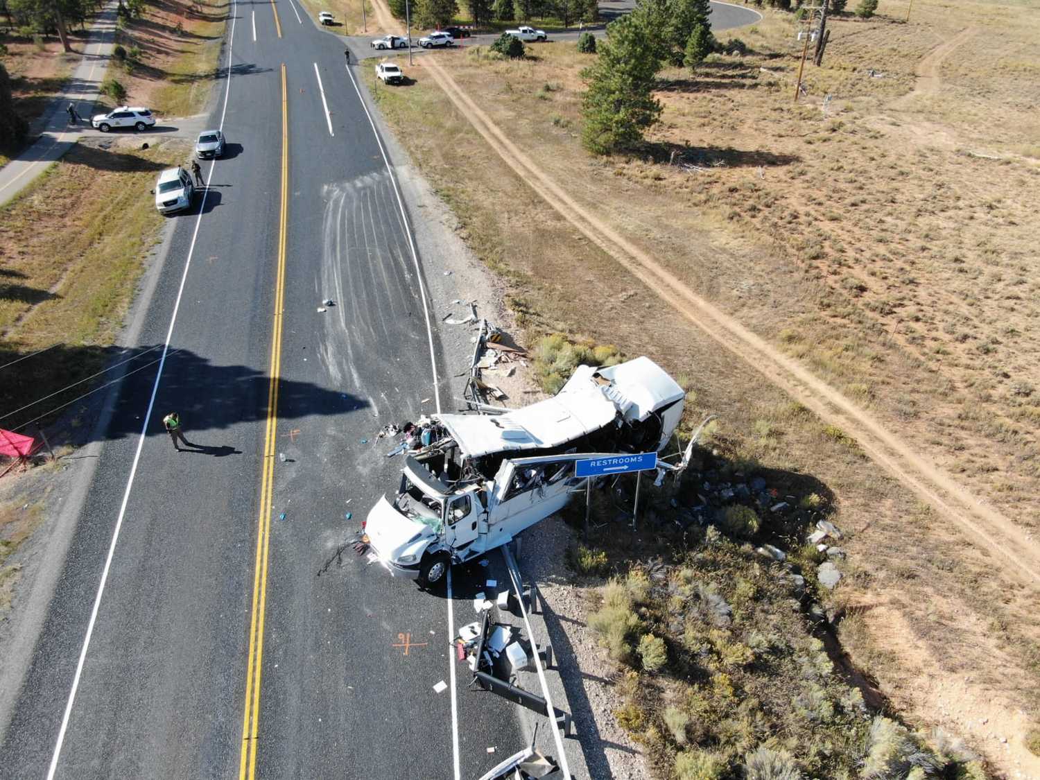 美國猶他州國家公園內一輛巴士發生車禍,至少4死15重傷。 圖/Utah Highway Patrol推特 美國猶他州國家公園內一輛巴士發生車禍,至少4死15重傷。 圖/Utah Highway Patrol推特