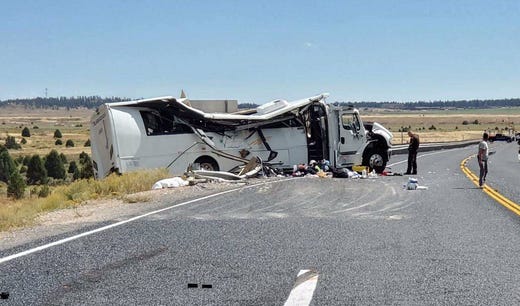 美國猶他州國家公園內一輛巴士發生車禍,至少4死15重傷。 圖/Utah Highway Patrol推特 美國猶他州國家公園內一輛巴士發生車禍,至少4死15重傷。 圖/Utah Highway Patrol推特