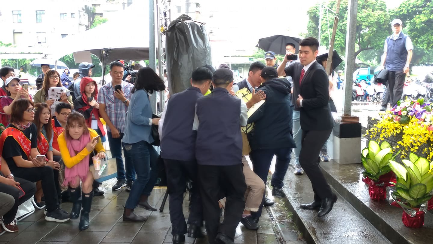 蘇貞昌在致詞時,出現抗議者,陳情樂陞案。 圖:陳佩君/攝 蘇貞昌在致詞時,出現抗議者,陳情樂陞案。 圖:陳佩君/攝