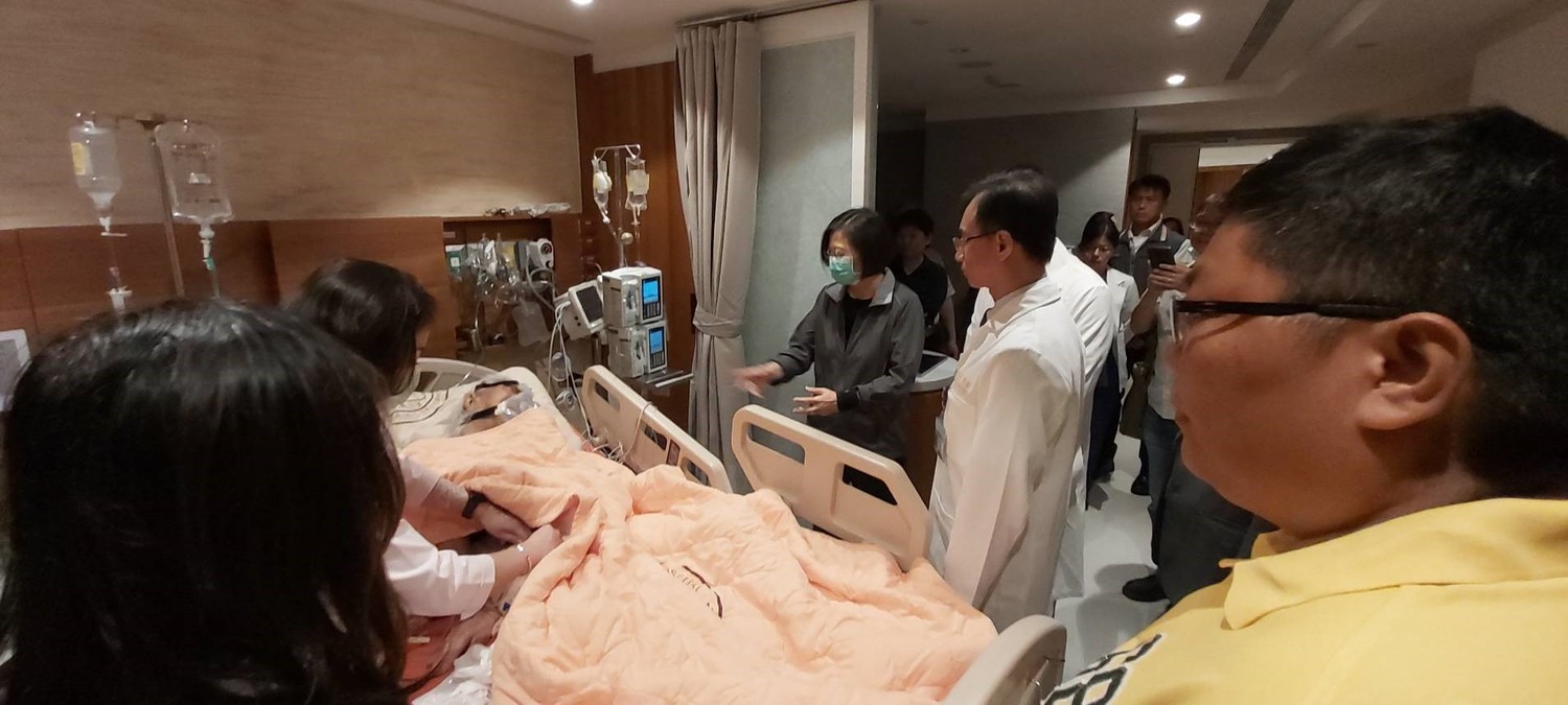 蔡英文感到醫院看史明。 圖:基金會提供 蔡英文感到醫院看史明。 圖:基金會提供