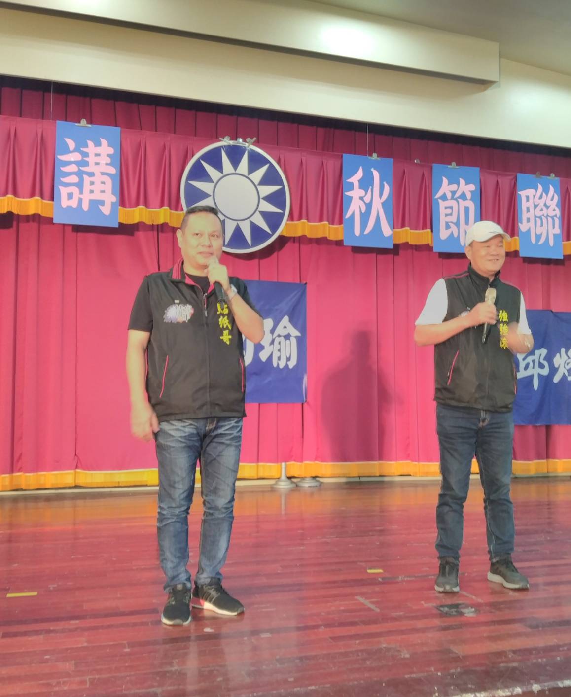 挺韓「五虎將」強強滾(右一)與貼紙哥阿豪,專程北上韓國瑜故鄉,參加「頭家開講」活動。 圖:邱烽堯提供 挺韓「五虎將」強強滾(右一)與貼紙哥阿豪,專程北上韓國瑜故鄉,參加「頭家開講」活動。 圖:邱烽堯提供