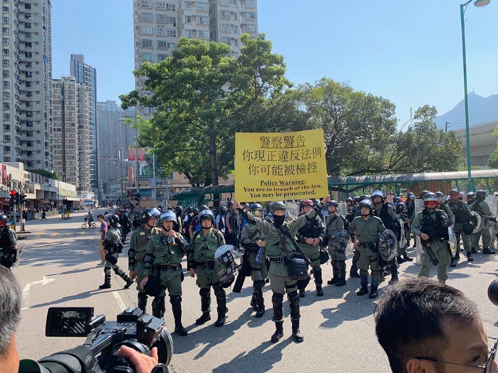 遊行期間,可以看到港警不斷警告,要求示威民眾遵守秩序,按照申請流程路線行進。 圖:翻攝自香港恒生大學學生會編輯委員會 臉書 遊行期間,可以看到港警不斷警告,要求示威民眾遵守秩序,按照申請流程路線行進。 圖:翻攝自香港恒生大學學生會編輯委員會 臉書