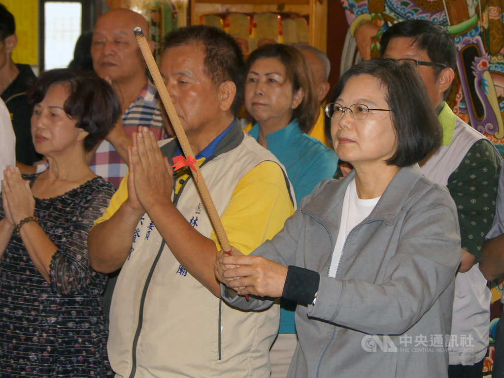 總統蔡英文(前右)21日到南投縣參與九二一大地震20週年紀念活動,並前往草屯林太師廟參香,祈求國泰民安。 圖:中央社提供。 總統蔡英文(前右)21日到南投縣參與九二一大地震20週年紀念活動,並前往草屯林太師廟參香,祈求國泰民安。 圖:中央社提供。