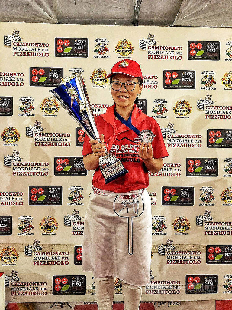 台灣披薩職人組隊遠赴義大利參與2019世界披薩錦標賽,勇奪國際組冠軍,台灣隊選手中的李品儀也是唯一得到金牌的女性選手,她表示,台灣隊的每個選手都是她心目中的冠軍,這次比賽大家都有好默契。 圖:BANCO提供 台灣披薩職人組隊遠赴義大利參與2019世界披薩錦標賽,勇奪國際組冠軍,台灣隊選手中的李品儀也是唯一得到金牌的女性選手,她表示,台灣隊的每個選手都是她心目中的冠軍,這次比賽大家都有好默契。 圖:BANCO提供