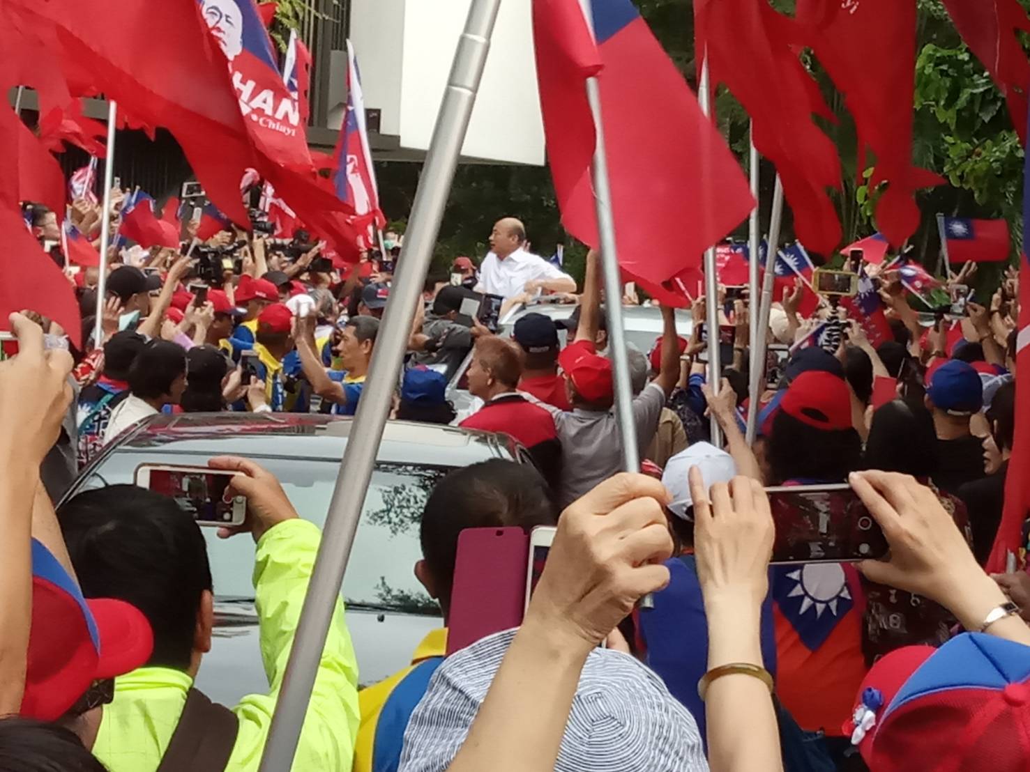 韓國瑜(中)參訪東港福灣莊園時,被數百名韓粉團團包圍。 圖:孫家銘/攝 韓國瑜(中)參訪東港福灣莊園時,被數百名韓粉團團包圍。 圖:孫家銘/攝