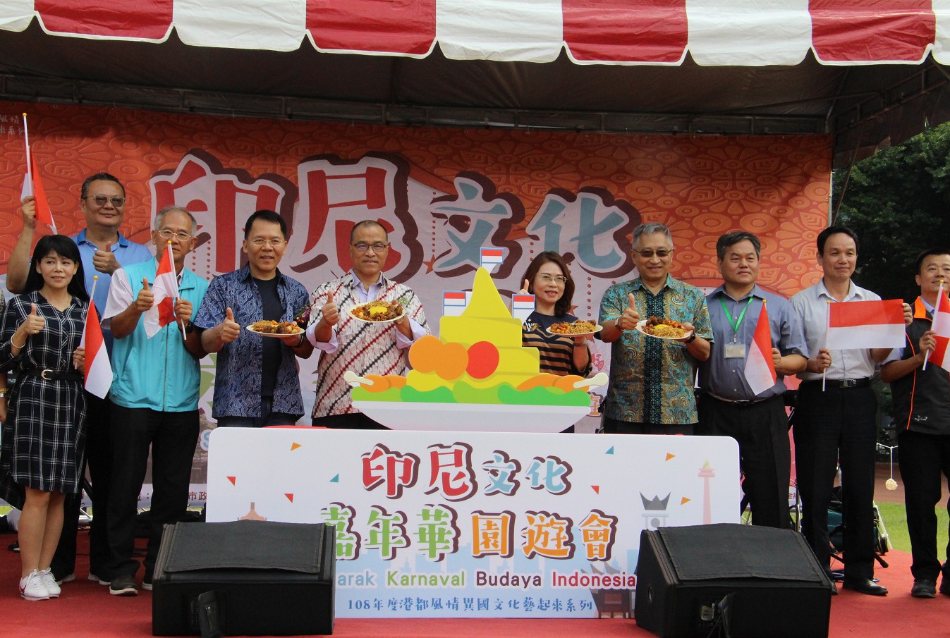 葉匡時(前排左四)行銷印尼美食。 圖:高雄市政府/提供 葉匡時(前排左四)行銷印尼美食。 圖:高雄市政府/提供