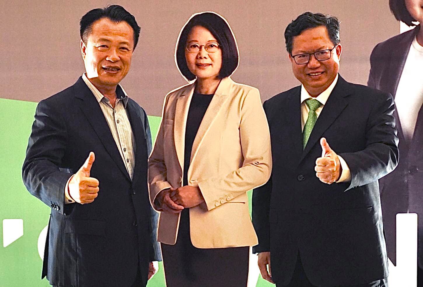 桃園市長鄭文燦、嘉義縣長翁章梁到越南參加「蔡英文總統越南台商後援會」成立大會。 圖:越南台商提供。 桃園市長鄭文燦、嘉義縣長翁章梁到越南參加「蔡英文總統越南台商後援會」成立大會。 圖:越南台商提供。