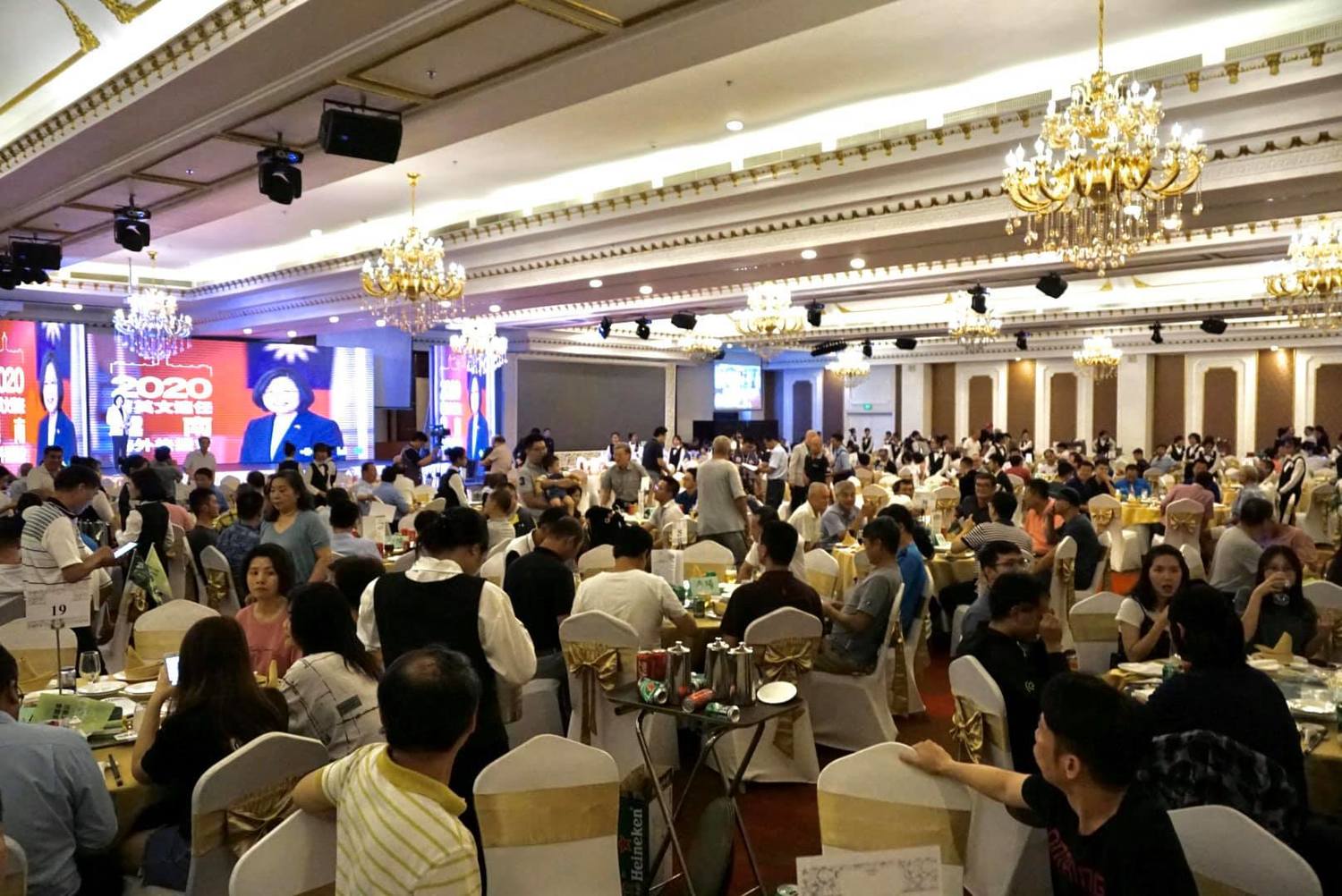 蔡英文總統越南台商後援會舉辦成立大會,席開75桌600多人參與。 圖:越南台商提供。 蔡英文總統越南台商後援會舉辦成立大會,席開75桌600多人參與。 圖:越南台商提供。