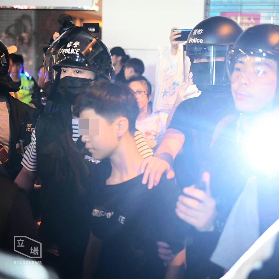 反送中晚間警民對峙,港警清場過程中拘捕多人,包括一名身上無裝備的少年,據稱被捕人年僅 14 歲。 圖:擷取自立場新聞臉書 反送中晚間警民對峙,港警清場過程中拘捕多人,包括一名身上無裝備的少年,據稱被捕人年僅 14 歲。 圖:擷取自立場新聞臉書