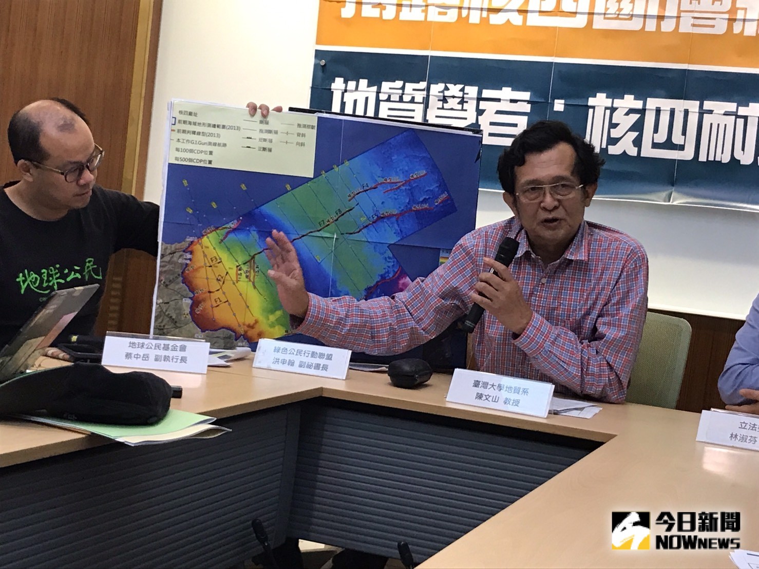 台大地質系教授陳文山指出,新事證證明在核四周邊海岸發現的F2地質構造,不排除微活動斷層。 圖/記者賴志昶攝 台大地質系教授陳文山指出,新事證證明在核四周邊海岸發現的F2地質構造,不排除微活動斷層。 圖/記者賴志昶攝